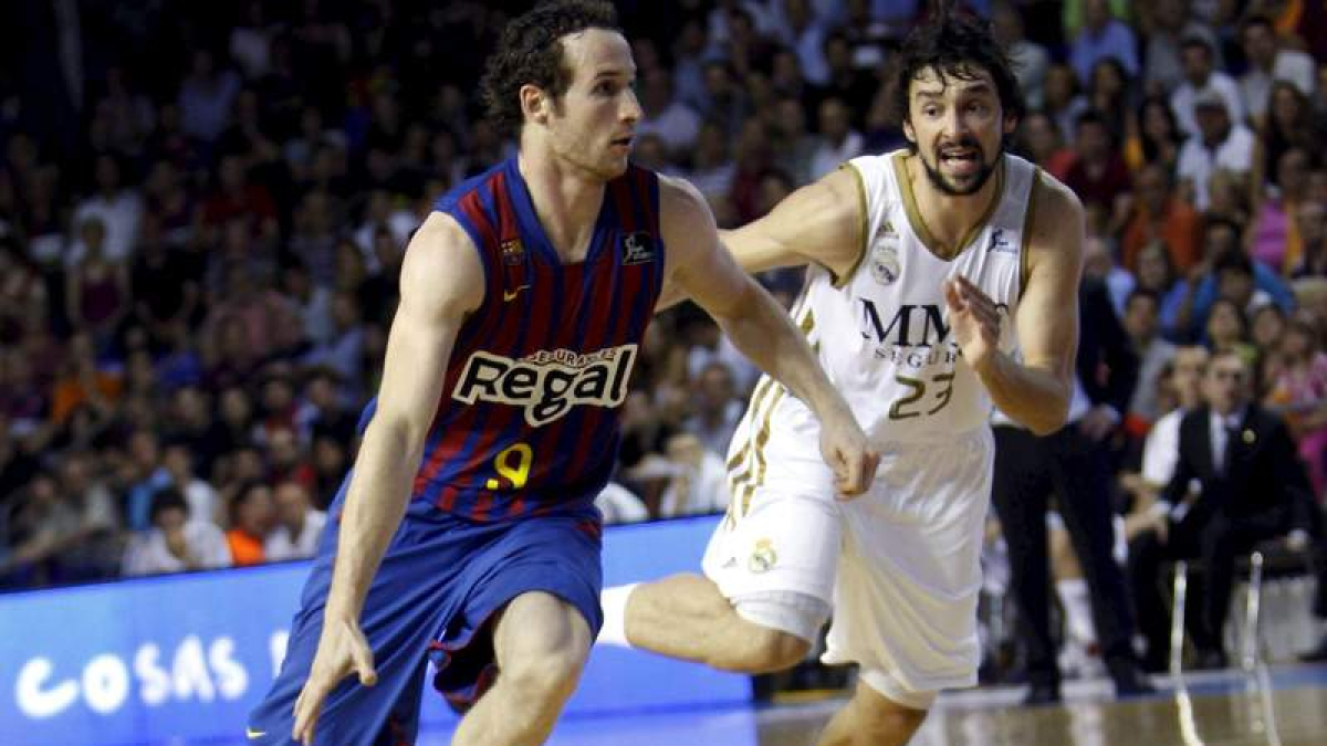Huertas conduce el balón ante el jugador del Madrid Llul.