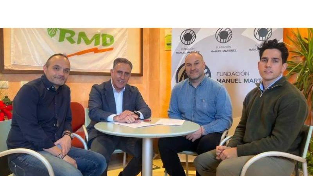 Momento de la firma del convenio entre la Fundación y RMD. DL