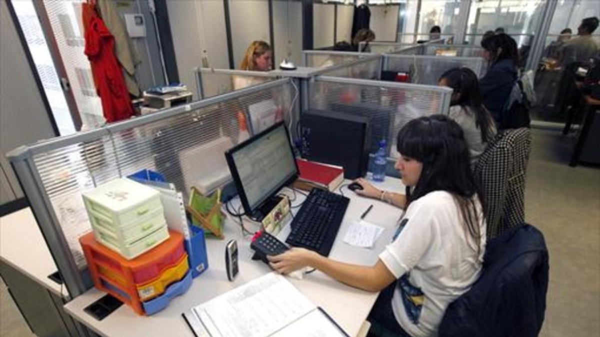 Una trabajadora en un servicio de teleasistencia. /