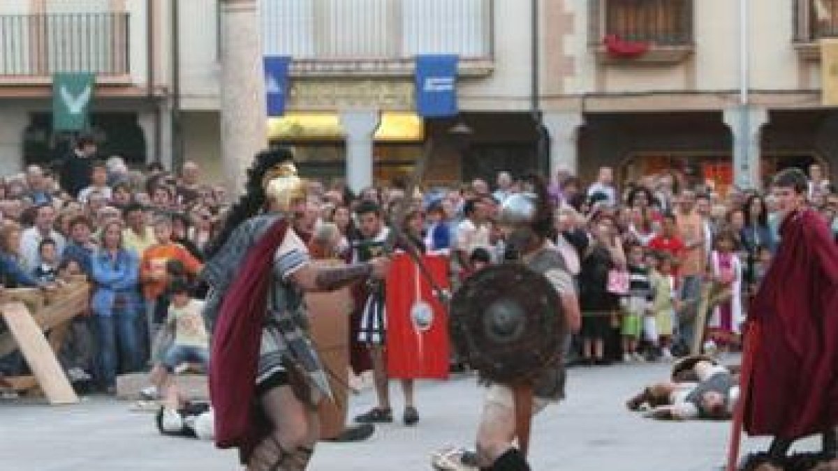 Dos soldados combaten durante la celebración de la fiesta astur-romana de Astorga.