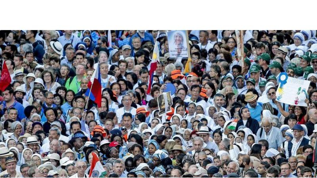Más de 100.000 personas asistieron ayer a la canonización de la madre Teresa de Calcuta. FABIO FRUSTRACI