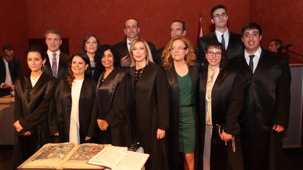 Los doce nuevos abogados que ayer juraron el cargo como colegiados, en un acto celebrado en el Castillo de Ponferrada. L. DE LA MATA