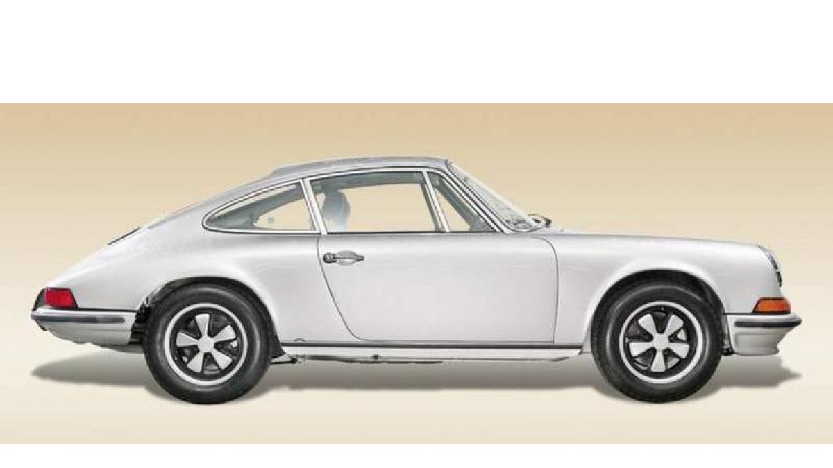 El Porsche 911 T Coupé después de recibir los tratamientos de restauración que han mejorado su aspecto.