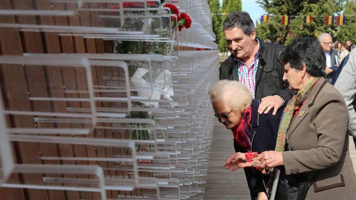 Acompañados o solos, muchísimos mayores visitaron ayer la placa que recuerda a su fallecido.