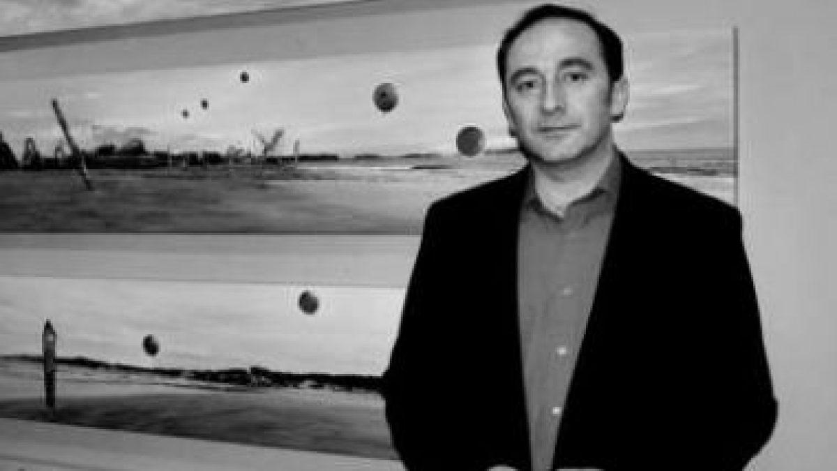 Félix de Agüero ante parte de las pinturas de la muestra