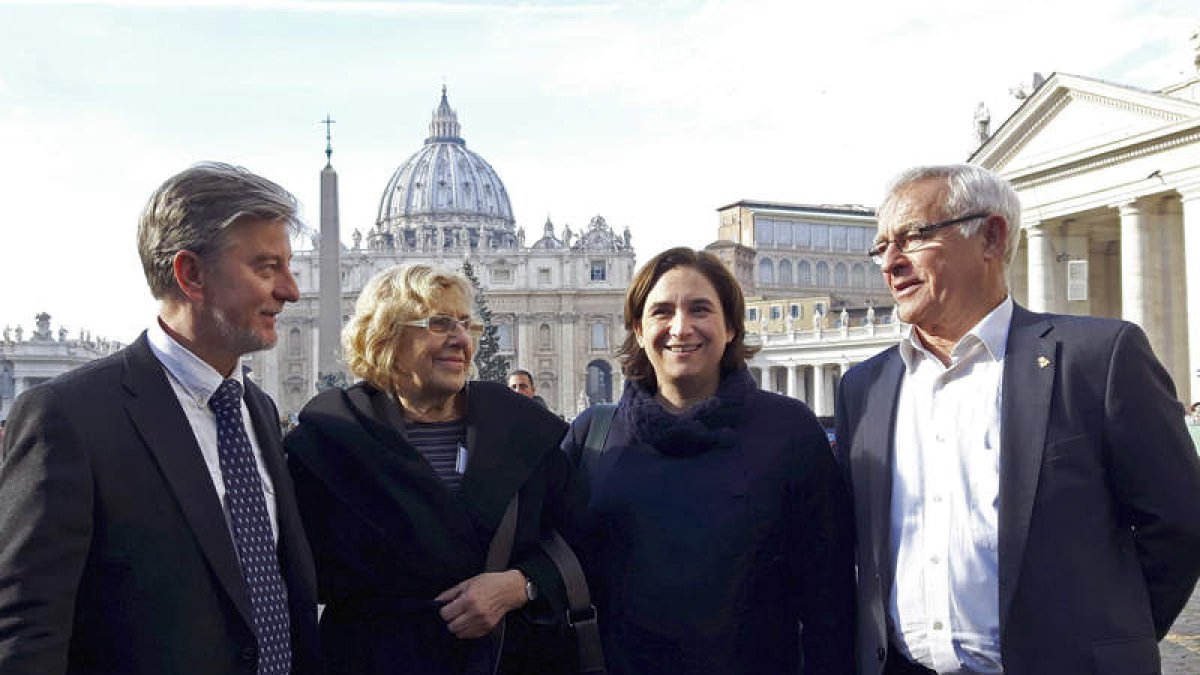 Santisteve, Carmena, Colau y Ribó en la plaza de san Pedro. J. ORTIZ