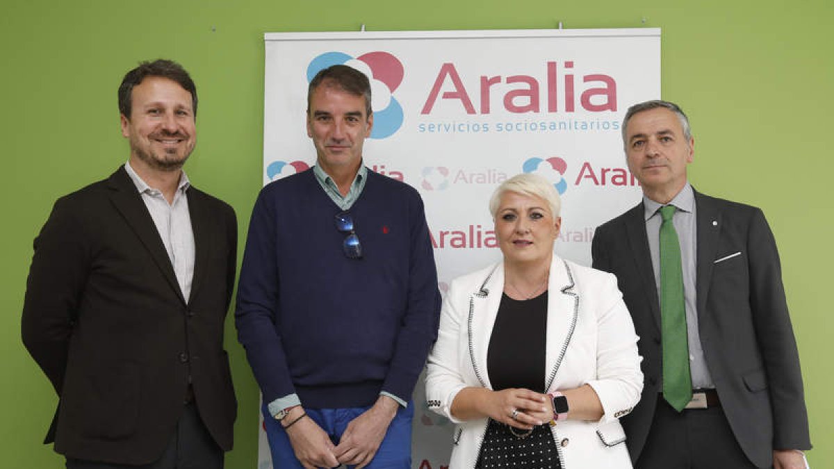 Durán, Orozco, Martín y Gutiérrez, ayer en la Residencia Virgen de Celada de La Robla. FERNANDO OTERO