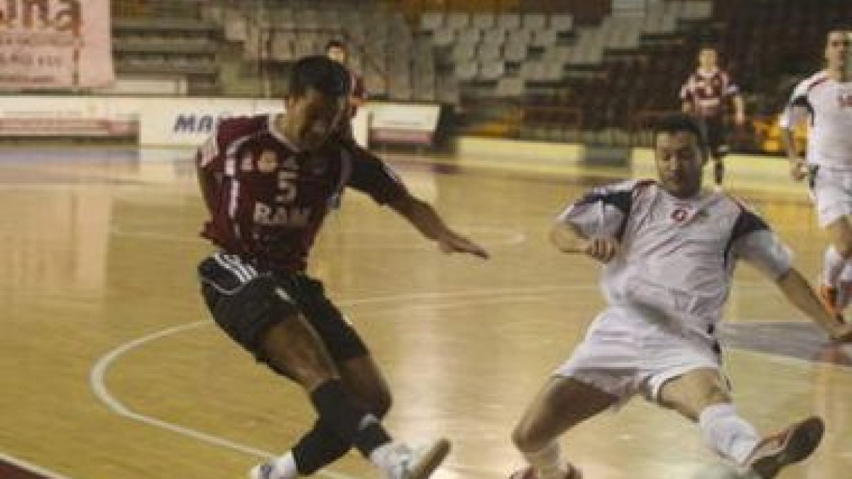 Fabricio, a la izquierda, volvió a resultar decisivo en el triunfo del conjunto leonés.