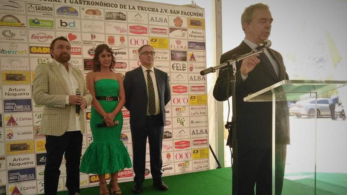 Maestros de ceremonia, mantenedor y público asistente. M. Á. C.