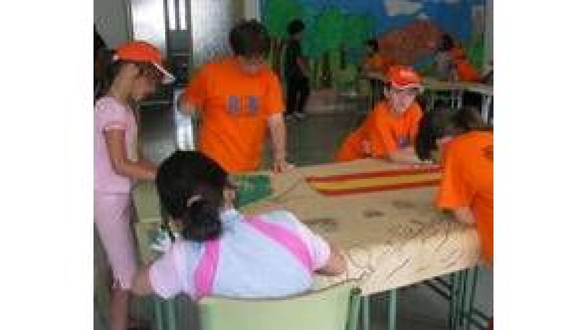 Varios niños pintan un mural dentro de esta iniciativa