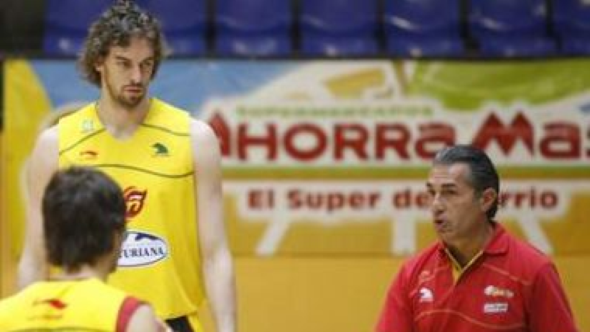 Gasol y Ricky Rubio atienden una indicación de Scariolo.