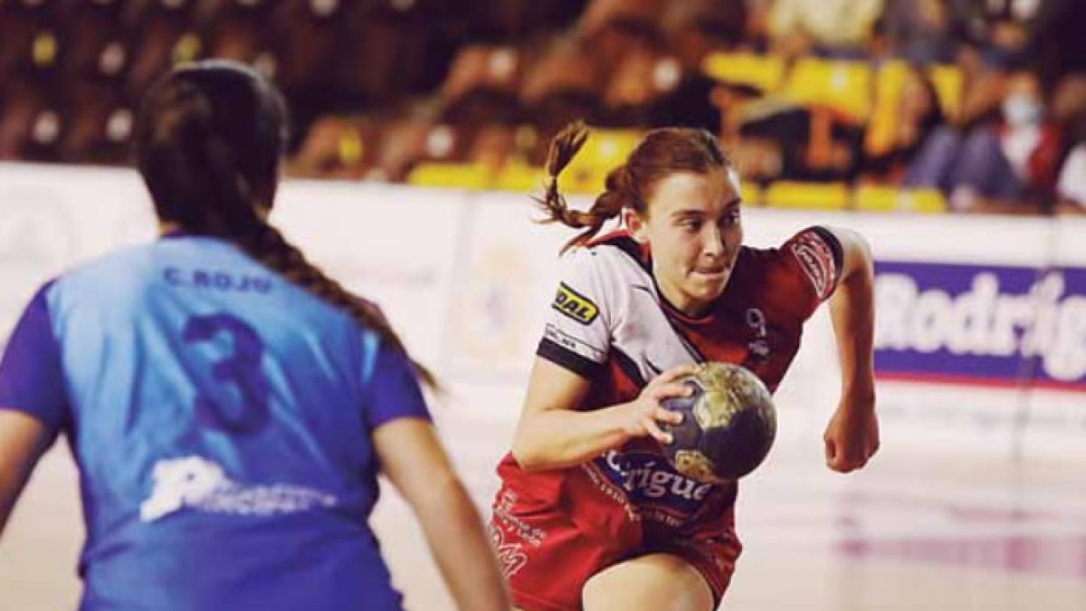 Inés Peralta no tuvo su mejor día desde la dirección del juego del Rodríguez Cleba. MARCIANO PÉREZ