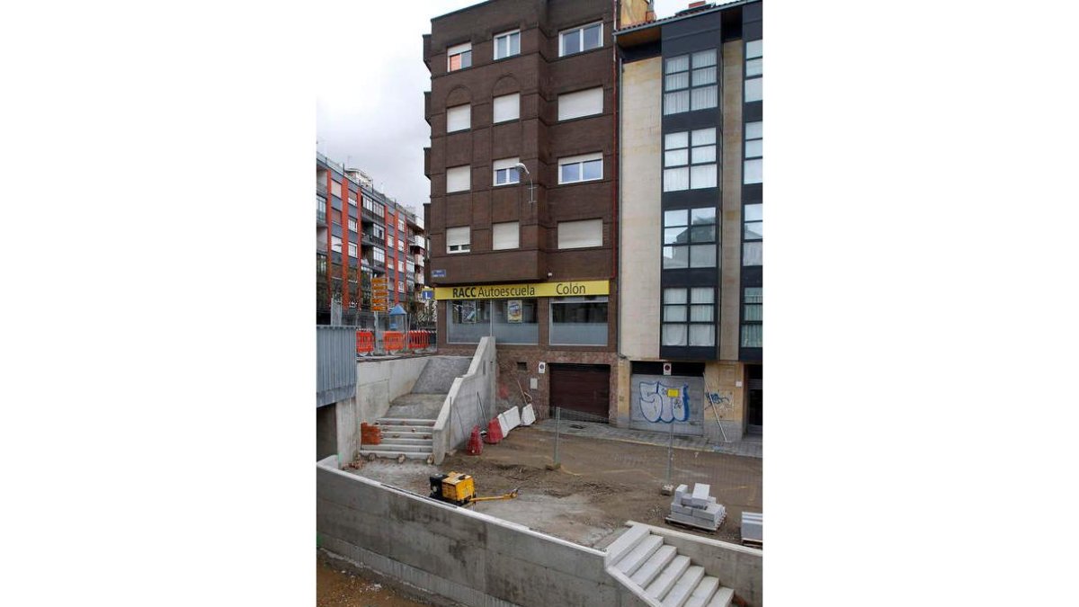 El muro ciega la calle para dar parapeto a la escalera.
