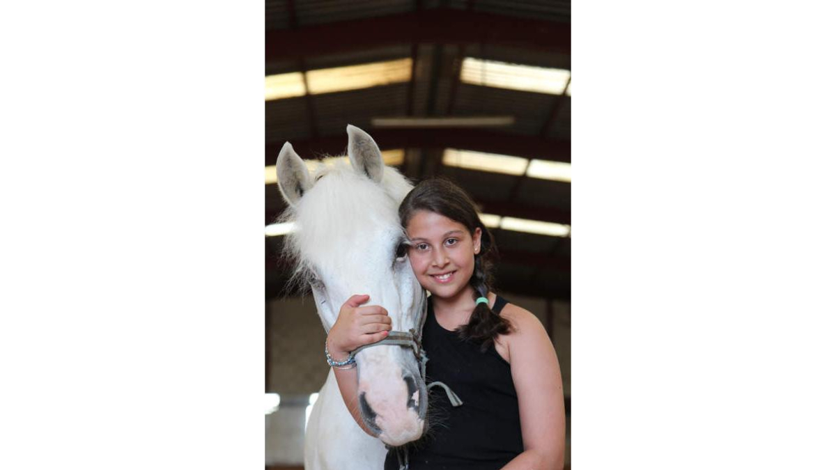Julia posa cariñosamente con Blanquito.