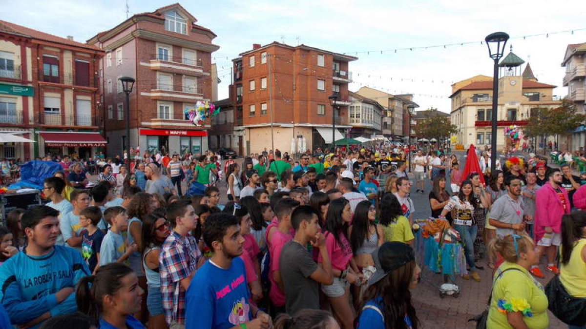 Los peñistas dan el pistoletazo de salida a las fiestas, con la concentración, su pregón y el pasacalles. BARRIO PLANILLO