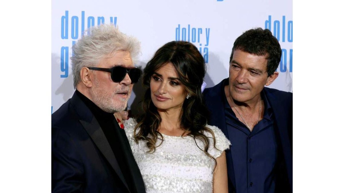 Pedro Almodóvar, Penélope Cruz y Antonio Banderas en el estreno. KIKO HUESCA