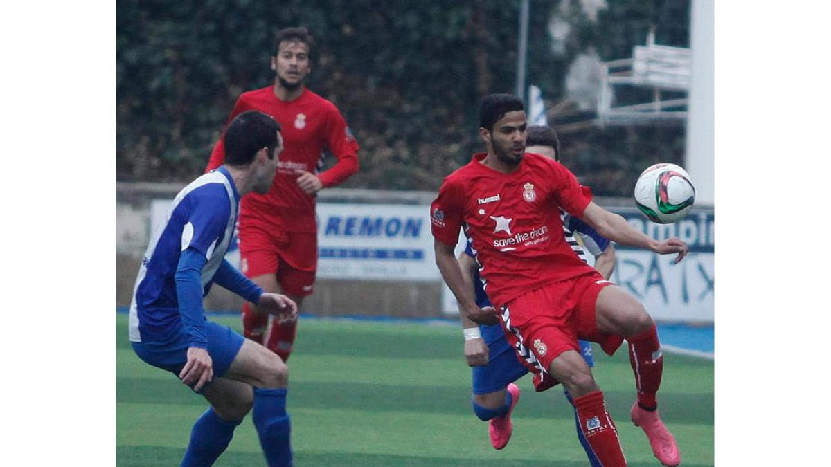 Sultán se lleva el balón ante la presencia de dos rivales y con Álvaro Tejedor, al fondo, atento a la jugada.