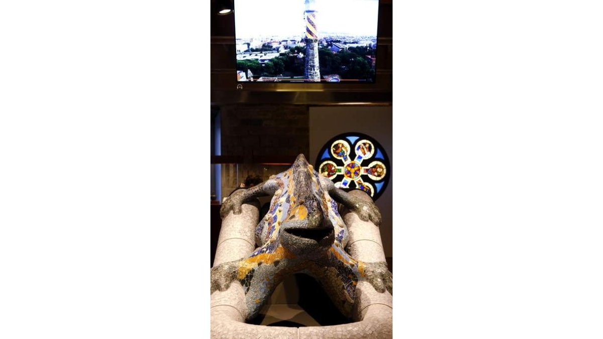 Reproducción del dragón del Parque Güell que forma parte de la exposición