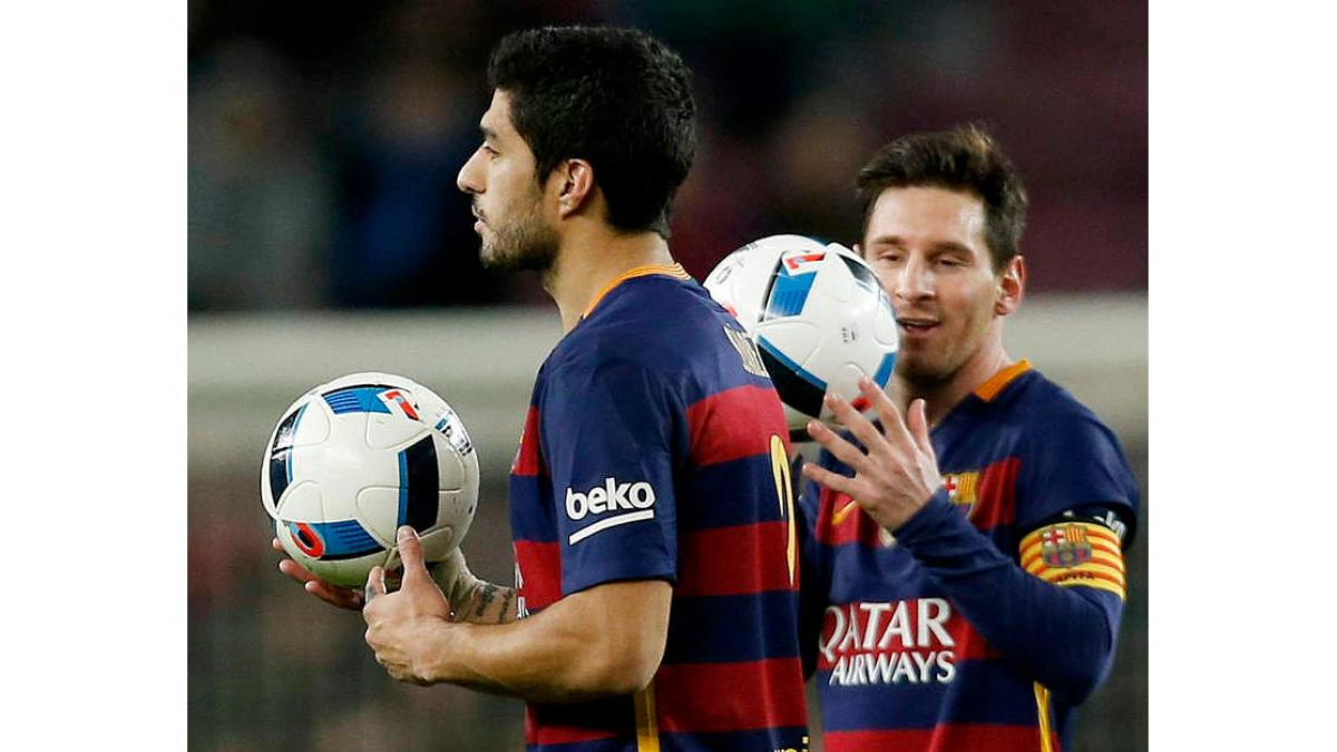Luis Suárez y Leo Messi se llevan sendos balones tras conseguir cuatro y tres goles respectivamente. ALEJANDRO GARCÍA
