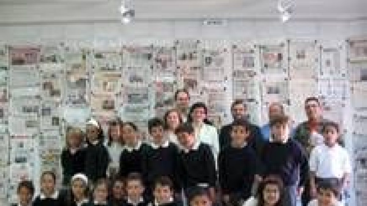 Alumnos y personal de Nuestra Señora del Carmen, posan con el alcalde