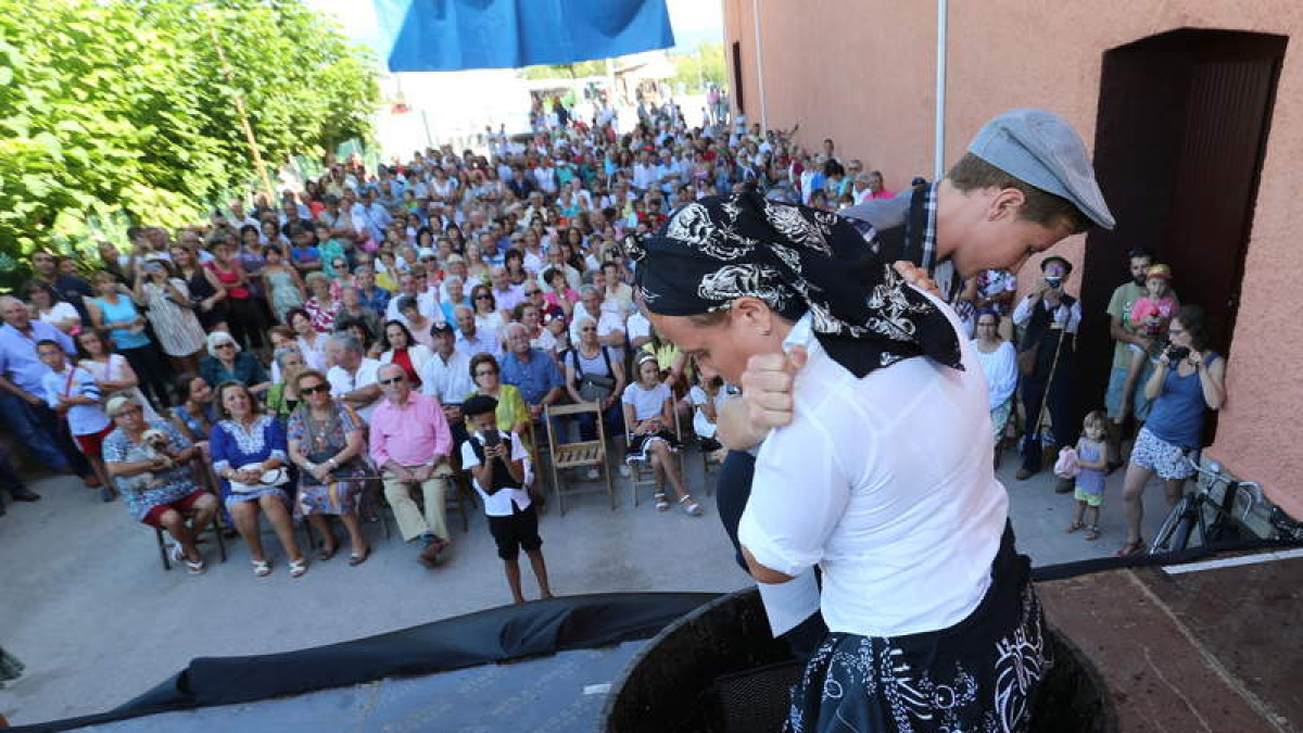 Pareja ganadora de la edición de ayer del concurso de pisada de uvas. ANA F. BARREDO