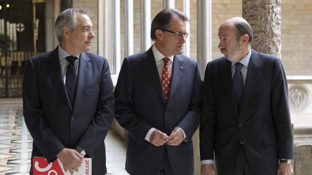 Pere Navarro, Artur Mas y Alfredo Pérez Rubalcaba, en el encuentro de ayer.