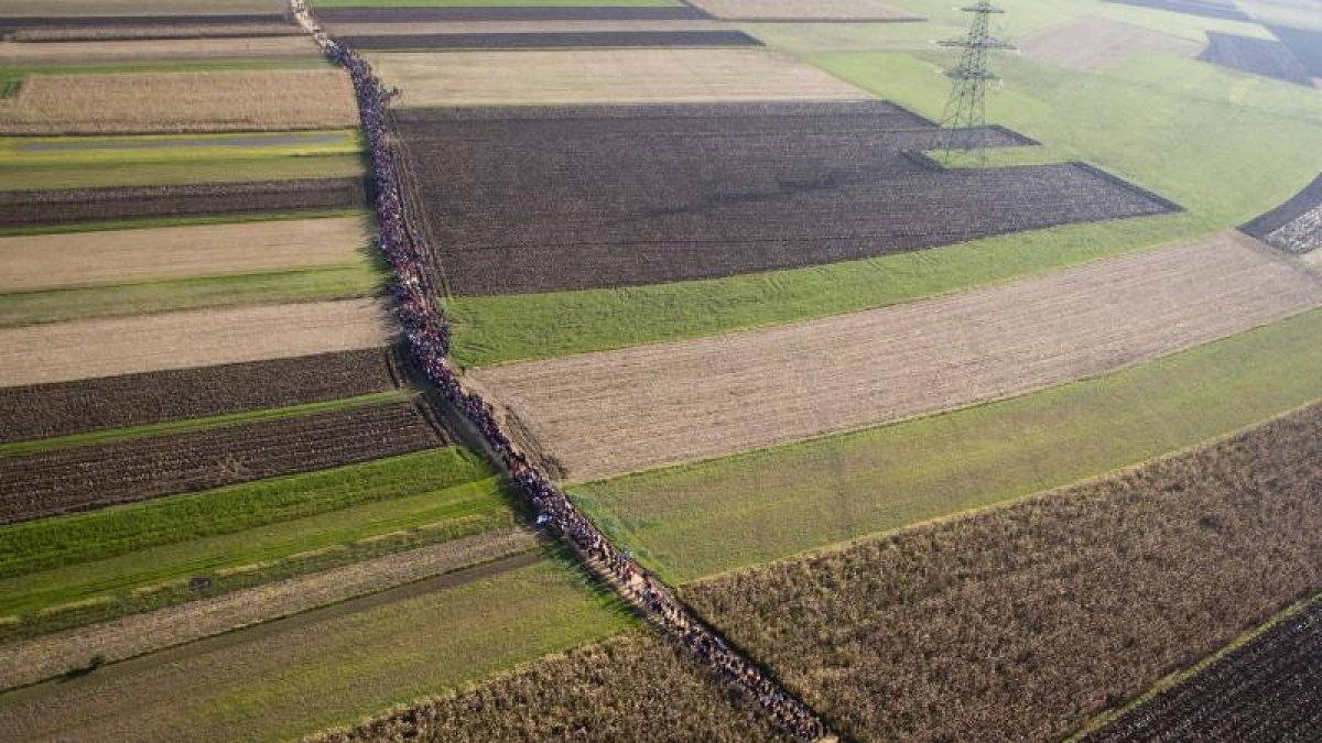 Una imagen aérea muestra una columna de refugiados procedentes de Croacia, atravesando Eslovenia, ayer.