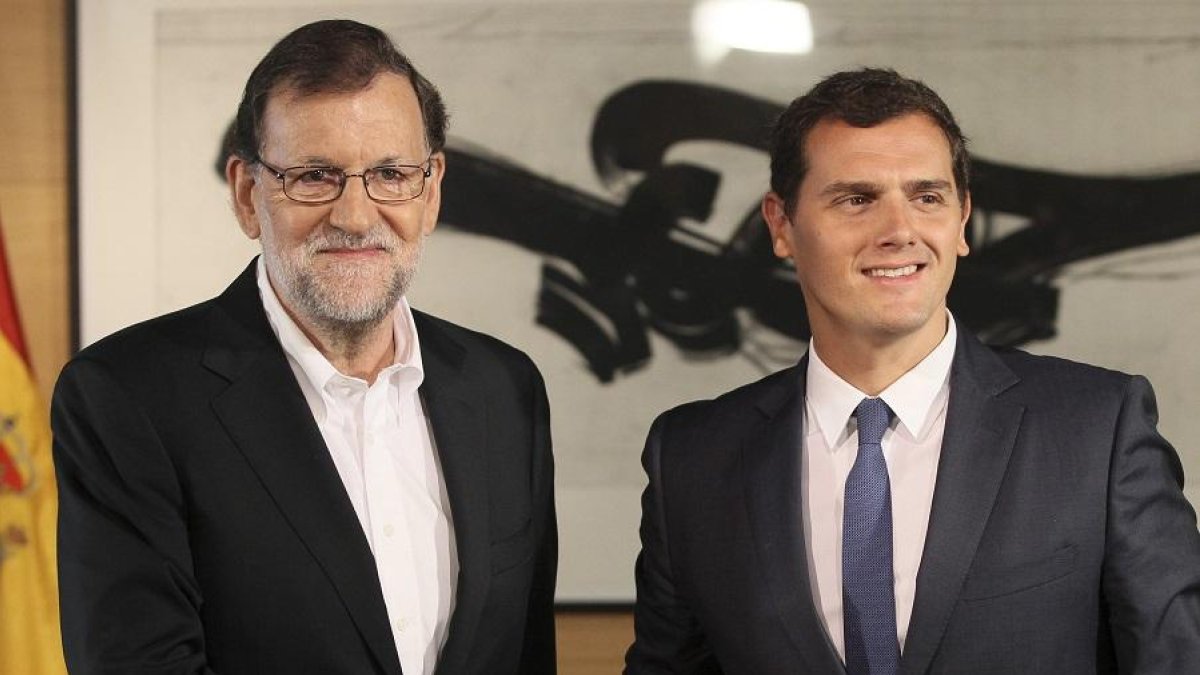 El presidente del Gobierno en funciones, Mariano Rajoy estrecha la mano del líder de C's, Albert Rivera, antes de la reunión que han mantenido hoy en el Congreso de los Diputados.