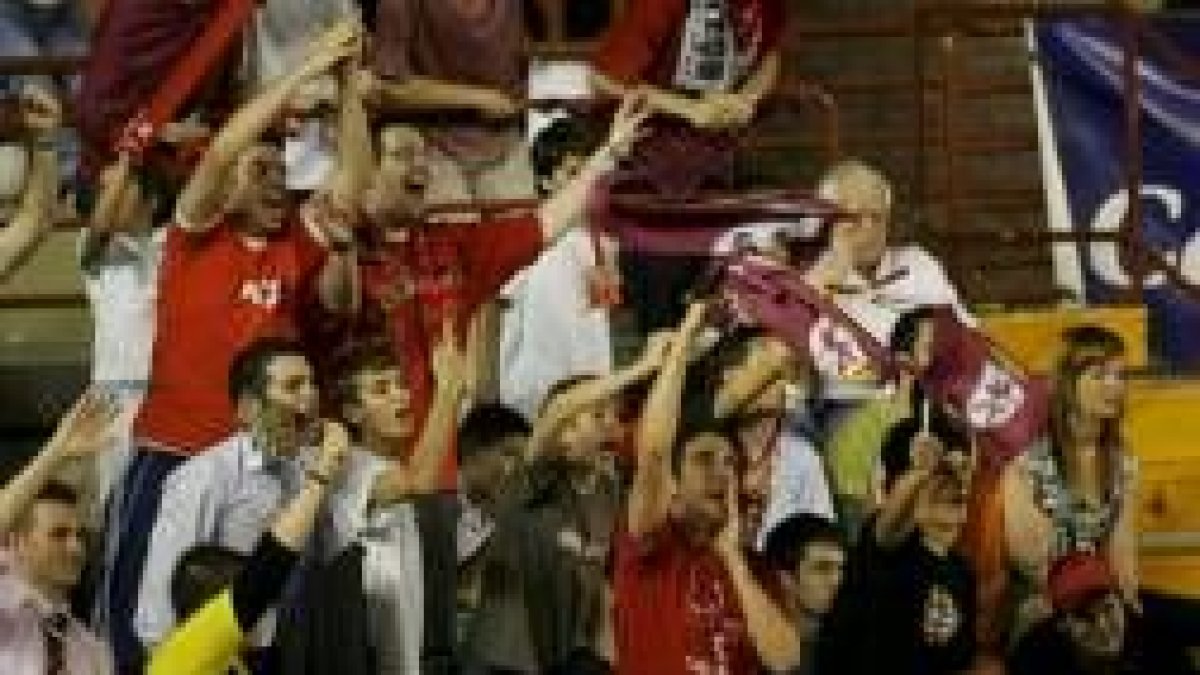 El Palacio de Deportes registró un lleno total en el partido de ayer