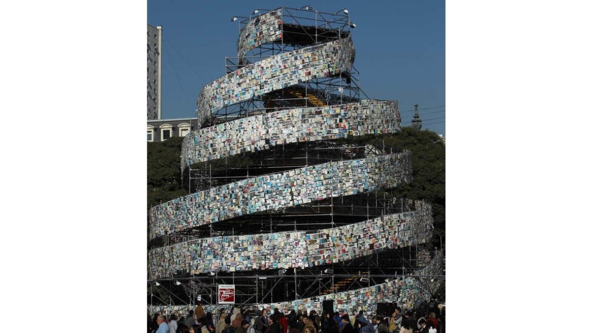 Torre instalada en la ciudad de Buenos Aires y formada por nada menos que 30.000 libros