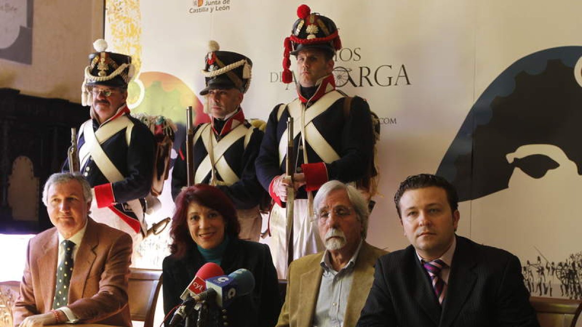 El regimiento de Voluntarios de León sirvió de escolta en la presentación de los actos.