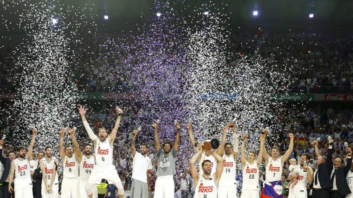 Felipe Reyes levanta la Copa de campeones con el resto del equipo y cuerpo técnico detrás. HIDALGO