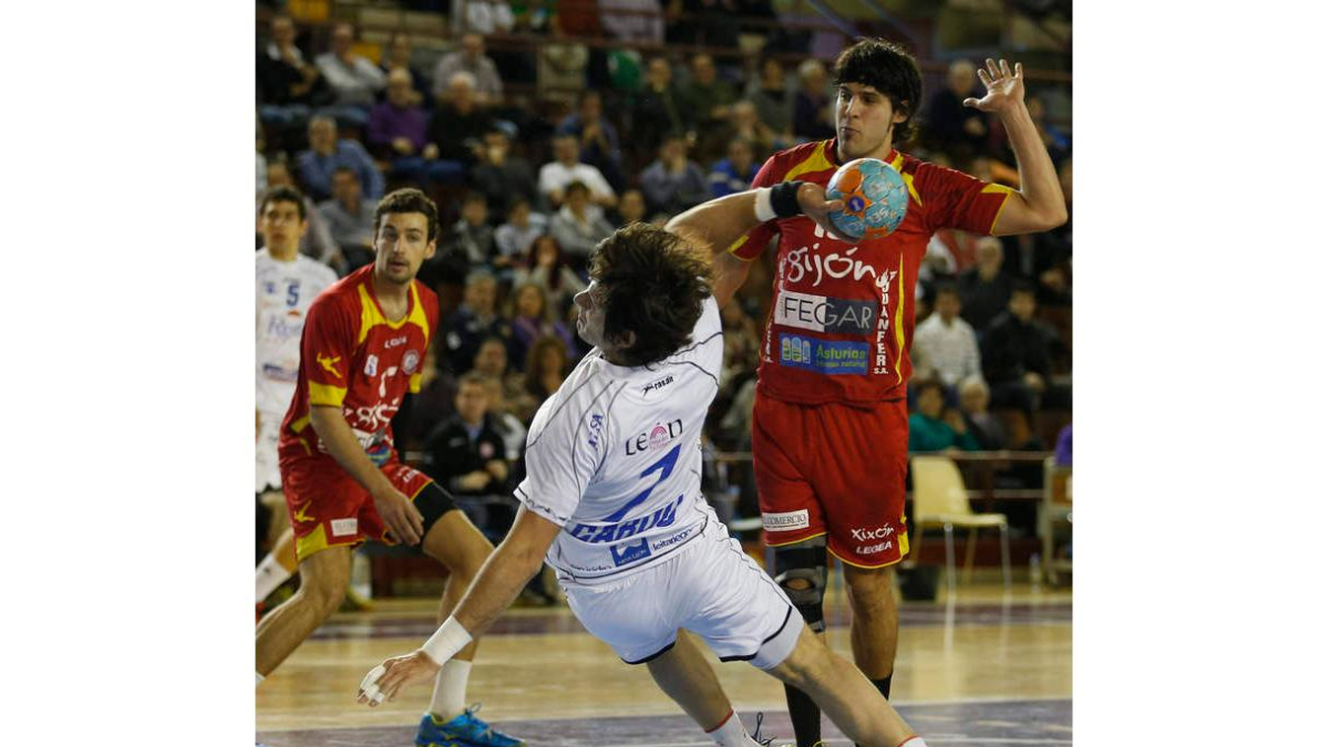 El capitán marista, Gonzalo Carou, volvió a hacer gala de su pundonor y jugó el partido aunque al final acabó resintiéndose de su lesión muscular.