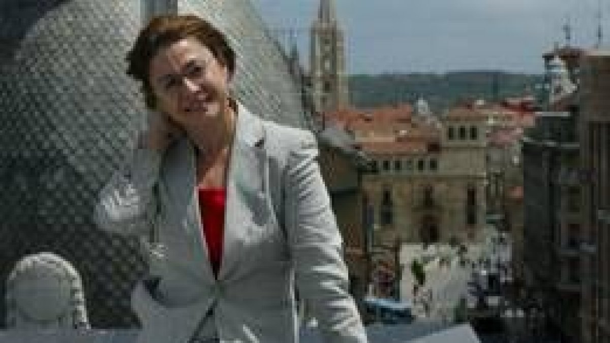 Evelia Fernández posa con la calle Ancha y la Catedral al fondo