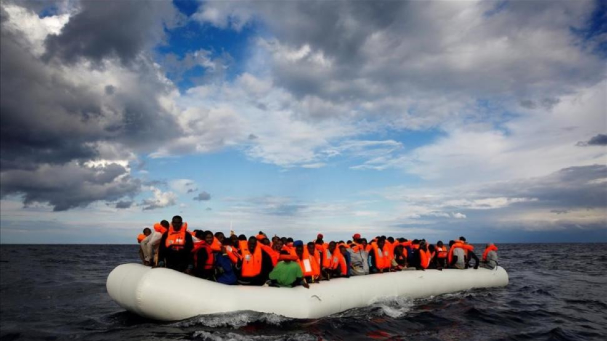 Una balsa con inmigrantes a la deriva en el Mediterráneo frente a la costa libia antes de ser rescatados por la ONG Proactiva Open Arms.