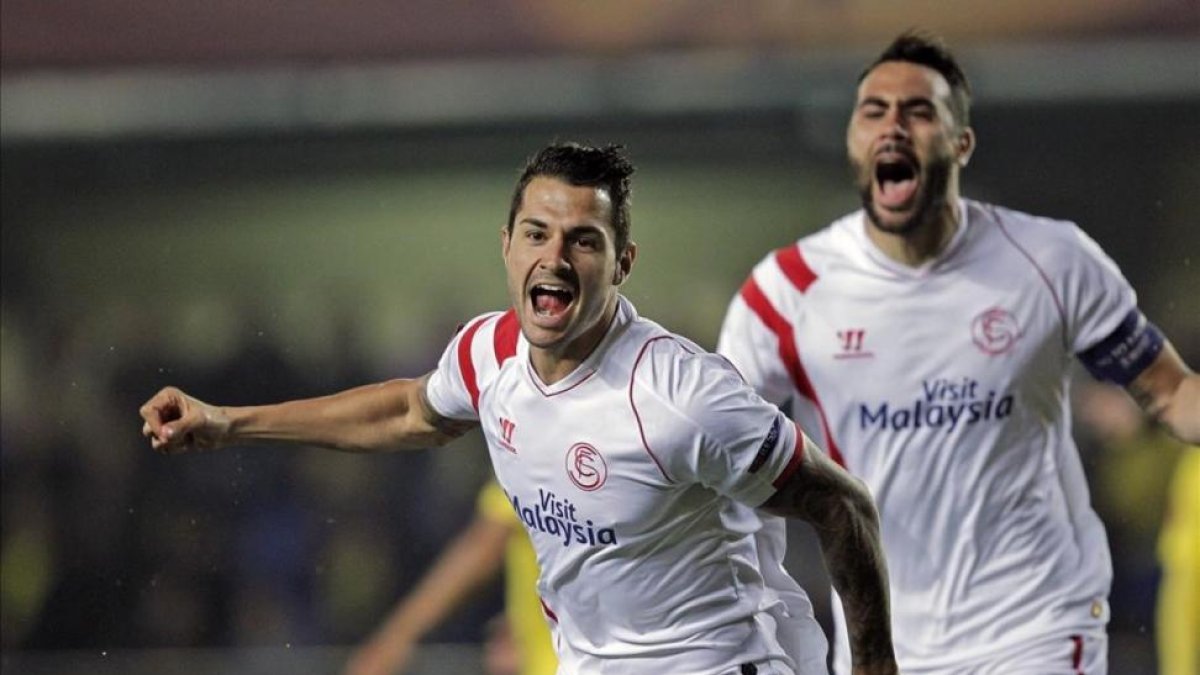 Vitolo celebra un gol ante el Villarreal junto con el sevillista Iborra.
