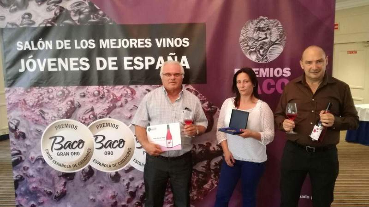 Los gestores de Cooperativa Unión del Valle durante la recogida del Baco de Oro para su Vivaz. DL