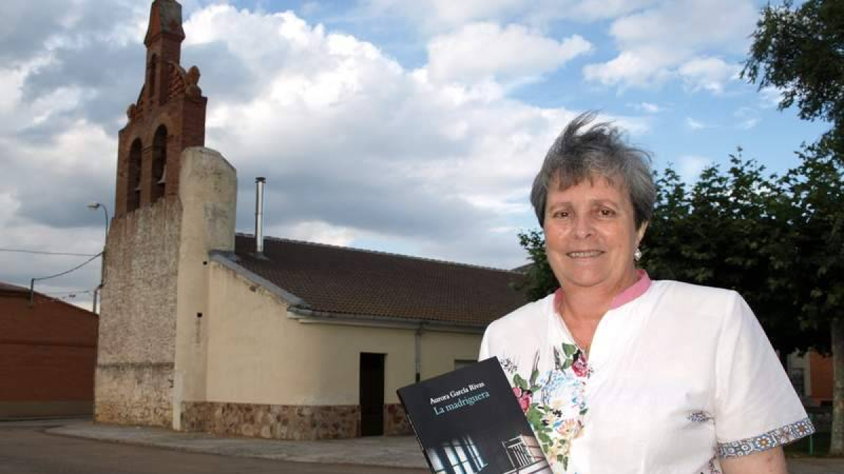 Aurora García posa con la novela en Villaestrigo.