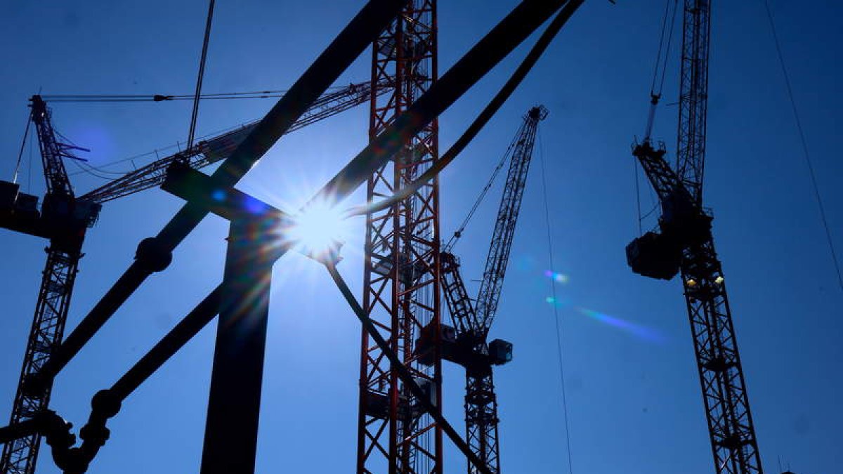 Grúas en una construcción. EFE