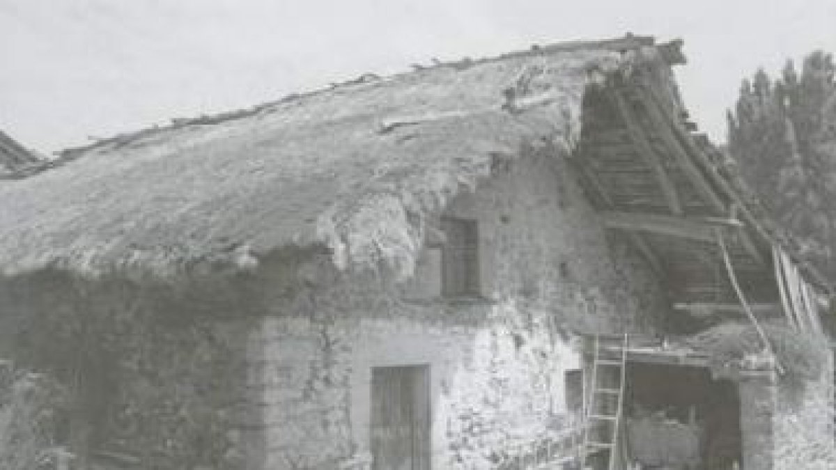 Una de las antiguas «casas de humo» del valle de Riaño.