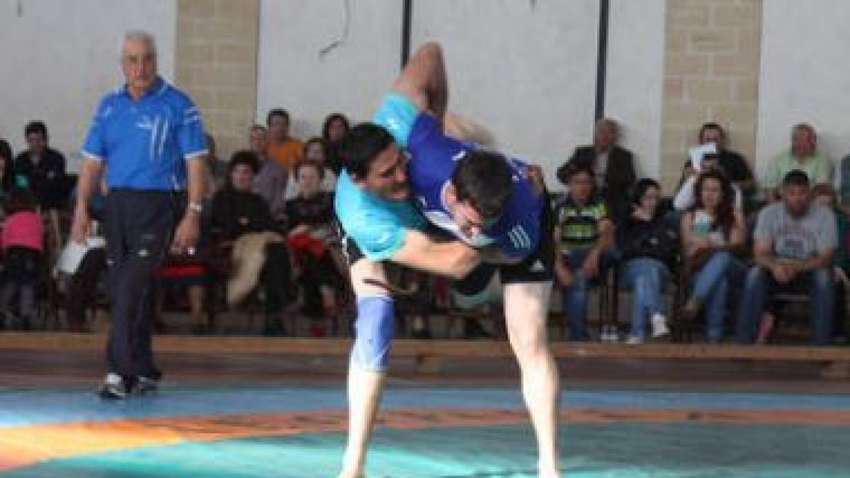 Dos luchadores de pesados con baja tara y gran calidad: Ricardo Fernández y Jonathan Álvarez.