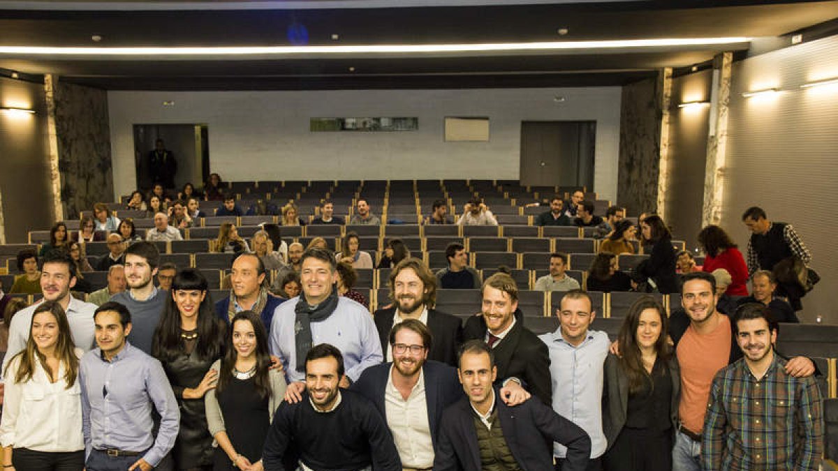 Foto de familia de los organizadores del evento y algunos de los participantes. FERNANDO OTERO PERANDONES