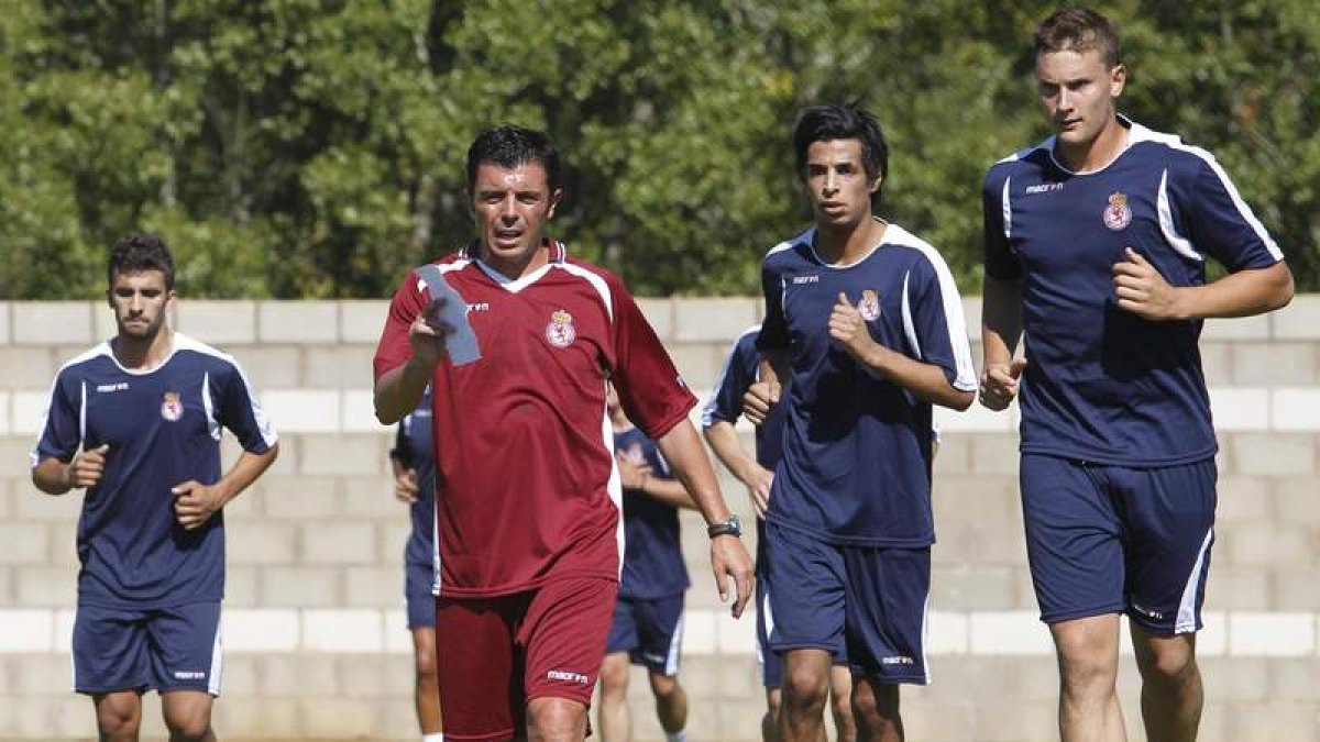 Luis Cembranos, segundo por la izquierda, durante una sesión de entrenamiento.