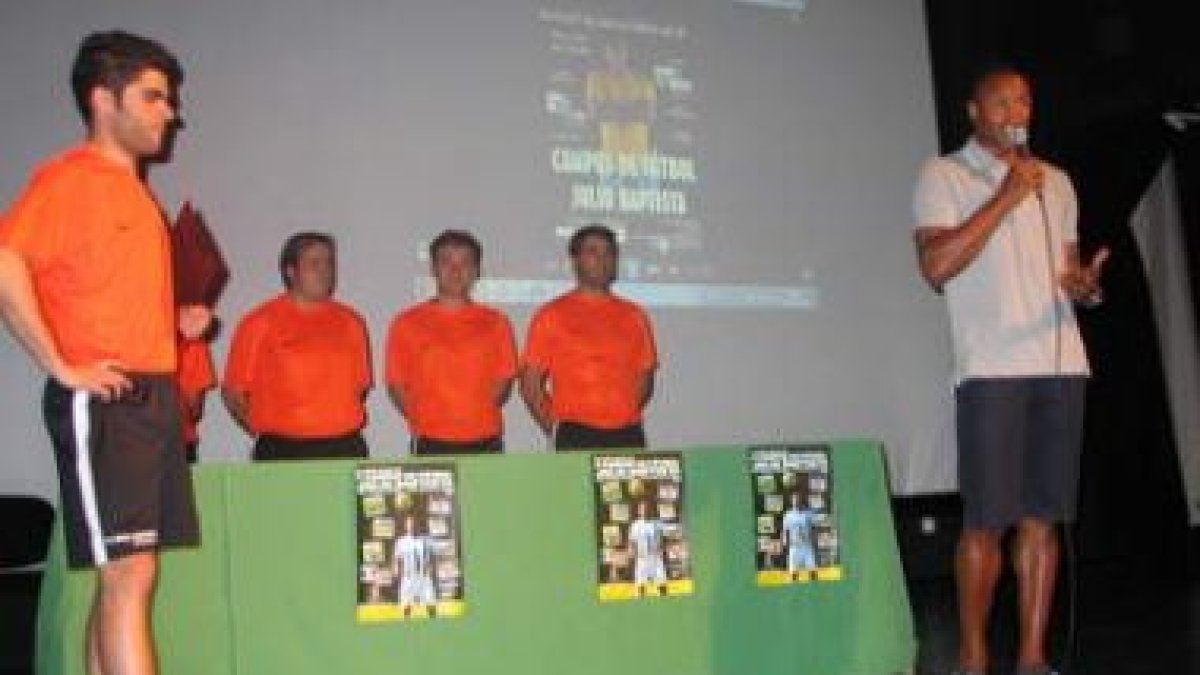 Julio Baptista, ayer, durante la presentación de su campus de fútbol en Cubillos del Sil.