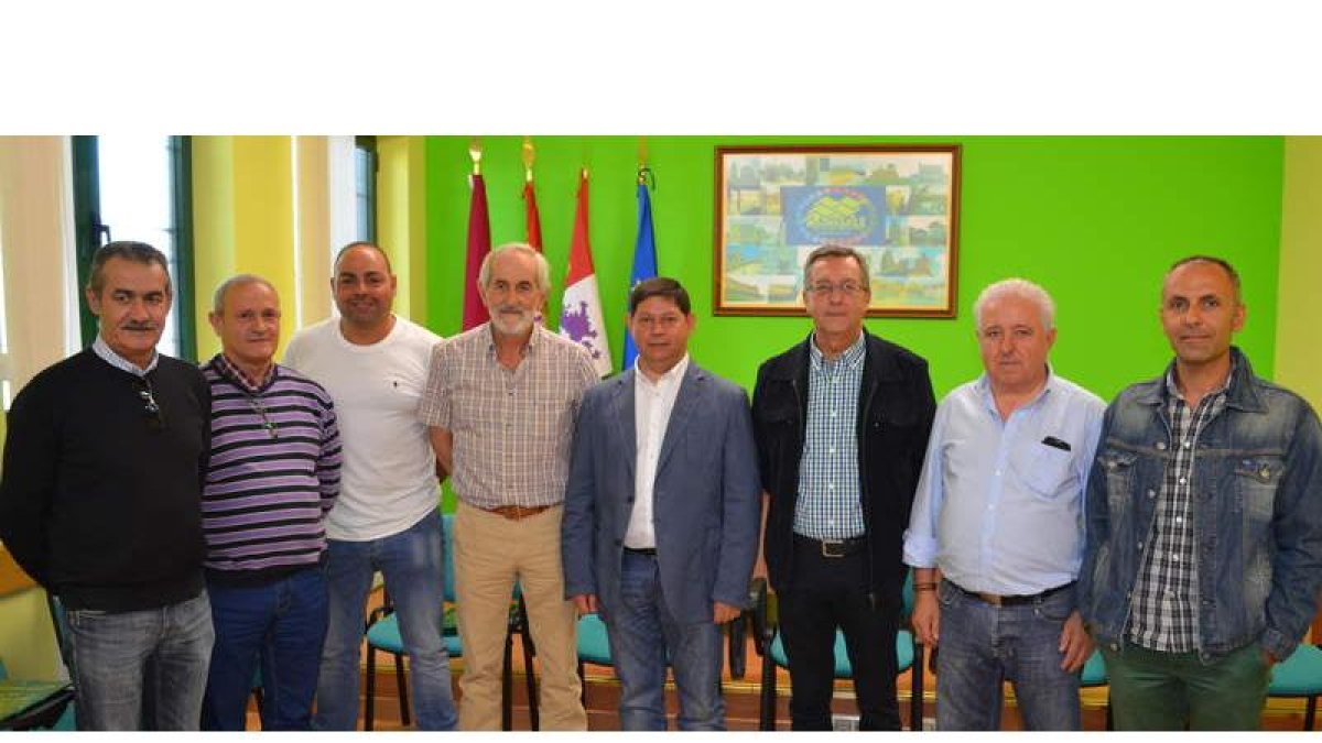 En la imagen los miembros de la nueva Comisión de Gobierno y representantes de Mansurle.