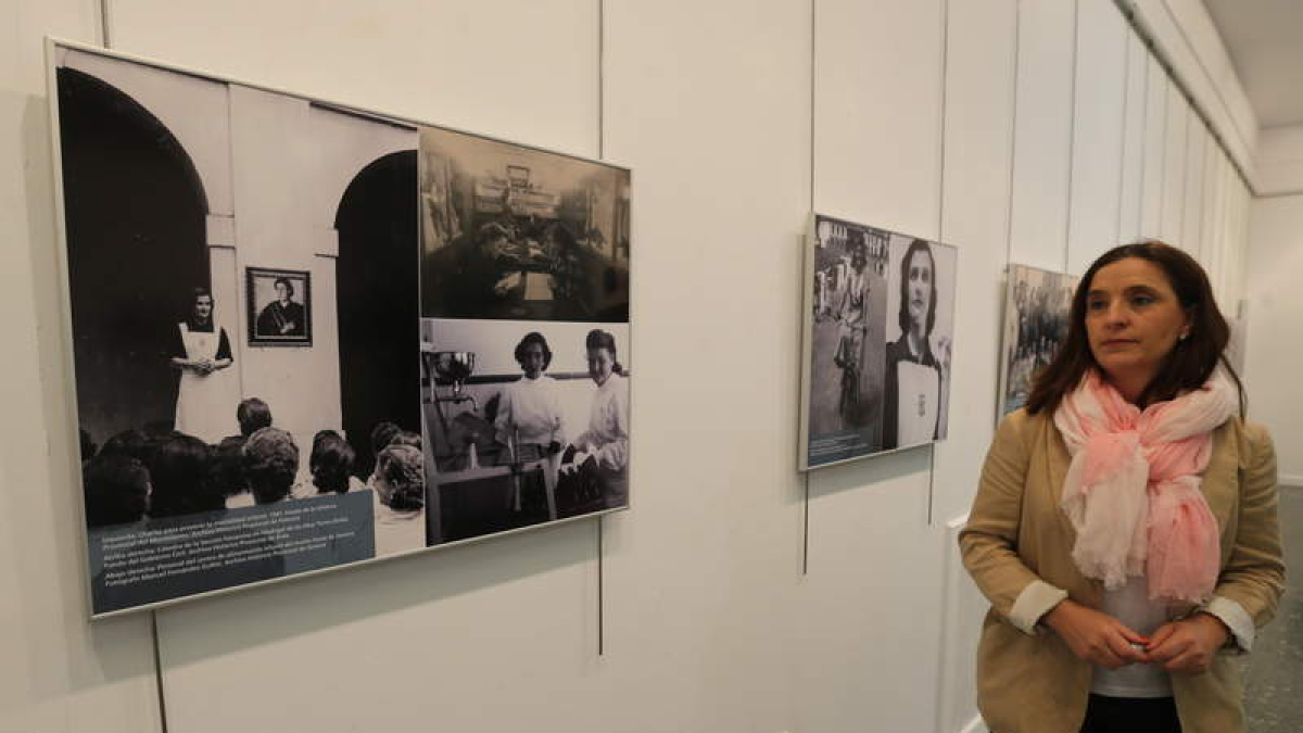 Isabel Baílez disfrutó ayer de las fotografías expuestas en la Casa de la Cultura.