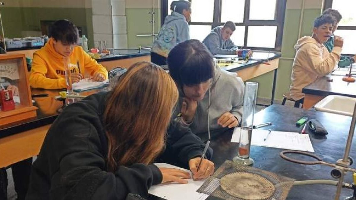 Estudiantes de ESO en una clase práctica en laboratorio  en el Colegio Don Bosco-Salesianos de León. DL