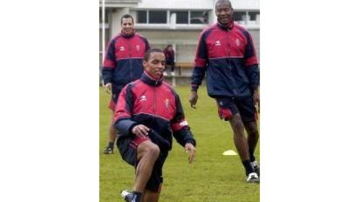 Valdo, en un entreno con el Osasuna, es requerido por muchos equipos