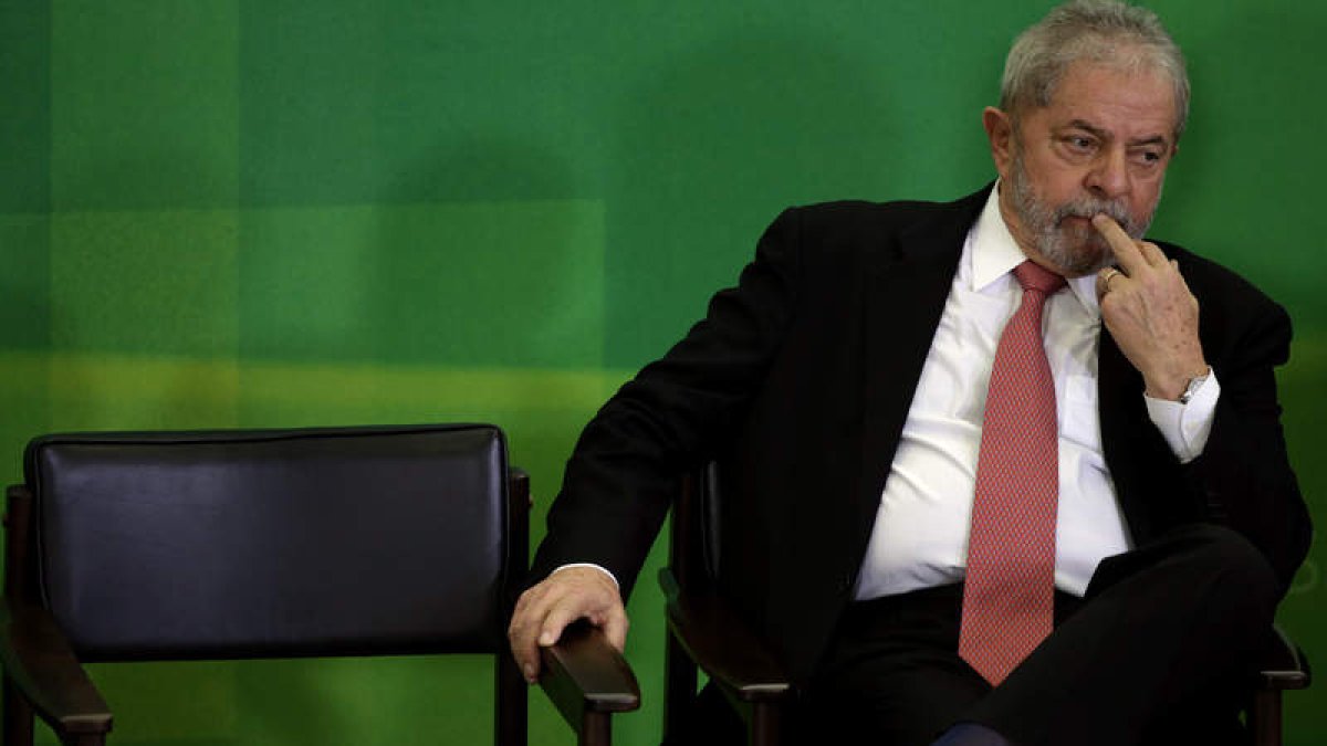 El ex presidente brasileño Luiz Inácio Lula da Silva juró ayer su nuevo cargo. FERNANDO BIZERRA JR.
