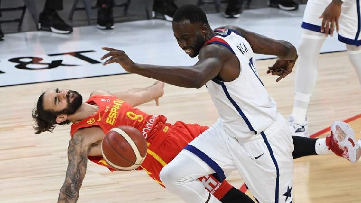 Ricky Rubio cae a la cancha ante Draymond Green. DAVID BECKER